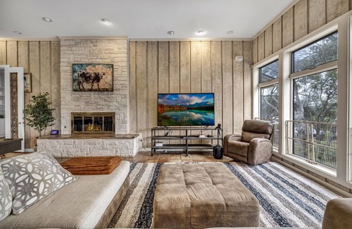 The Estates Above Lost Creek Casa | Fun Family and Dog friendly Estate retreat getaway! 15 minutes to Austin