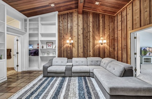 The Estates Above Lost Creek Casa | Fun Family and Dog friendly Estate retreat getaway! 15 minutes to Austin