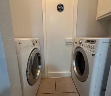 West Arlington Apartamento | Fun-Filled 3 bedroom Retreat Near Six Flags & Stadiums