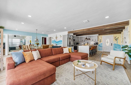 Bradenton Casa | Fun-Filled Family Oasis with Pickleball, SPA, HTD Pool, Fire Pit near AMI