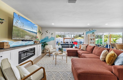 Bradenton Casa | Fun-Filled Family Oasis with Pickleball, SPA, HTD Pool, Fire Pit near AMI