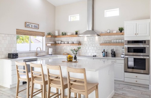 Glendale Casa | Fun Filled Stadium Getaway w/ Heated Pool & Golf