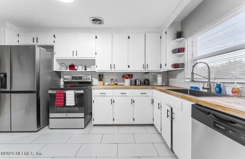 Jacksonville Casa | Fun Game Room Getaway: Sleeps 10, pool table, darts, fire pit, pet-friendly