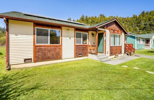 Orick Cabina | Fun Getaway w/ Two Separate Spaces, Gas Grill, Free WiFi & Private Patio
