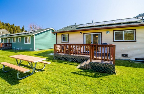 Orick Cabina | Fun Getaway w/ Two Separate Spaces, Gas Grill, Free WiFi & Private Patio