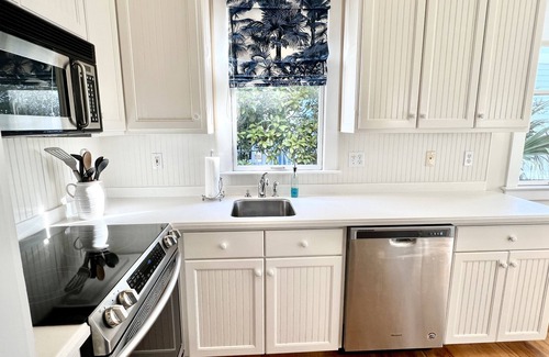 Sunnyside Cabaña | Fun in the Sun: 2 Bedroom Cottage Carillon Beach FUN IN THE SUN