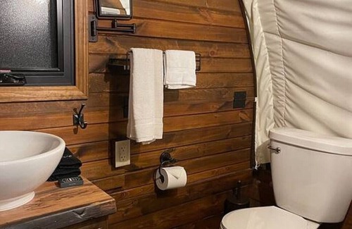 Virgin Cabina | Fun Outlaw Covered Wagon w/2 Queen Beds & Fire Pit