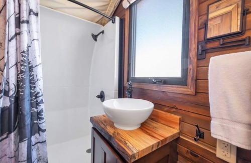 Virgin Cabina | Fun Outlaw Covered Wagon w/2 Queen Beds & Fire Pit