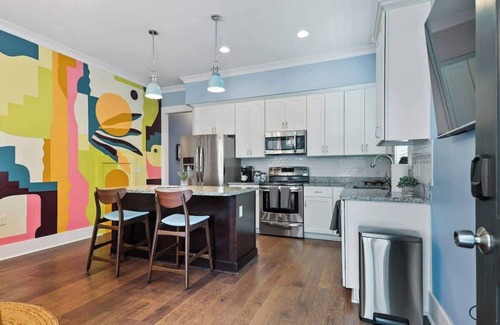 Eastside Apartamento | Fun & Renovated Artsy Downtown Apt Dog Friendly with Fully Fenced Backyard and P