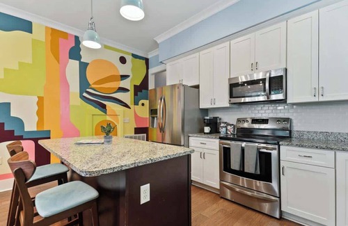 Eastside Apartamento | Fun & Renovated Artsy Downtown Apt Dog Friendly with Fully Fenced Backyard and P