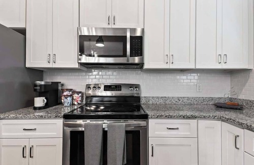 Eastside Apartamento | Fun & Renovated Artsy Downtown Apt Dog Friendly with Fully Fenced Backyard and P