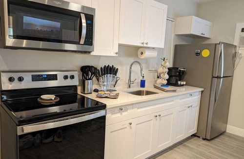 Coral Ridge Apartamento | Refugio Divertido de Tamaño Ideal! Playa a 1.4 mi! Camina a Comida y Diversión!