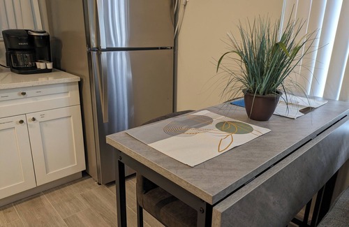 Coral Ridge Apartamento | Refugio Divertido de Tamaño Ideal! Playa a 1.4 mi! Camina a Comida y Diversión!