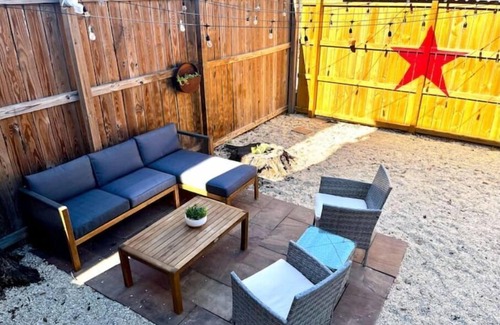 Thomas Square Casa | Fun, Stylish Midtown Home