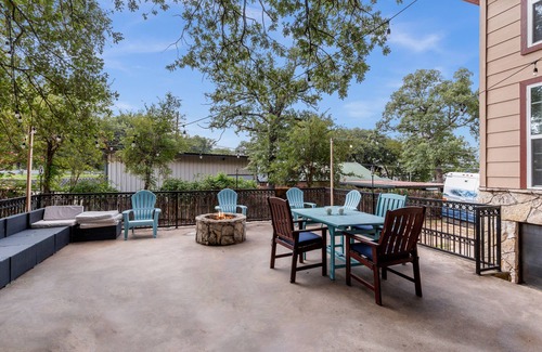Fort Worth Casa | Fun Summer Lake House w/Firepit located in Ft Worth, Beds 18+, next to Marina