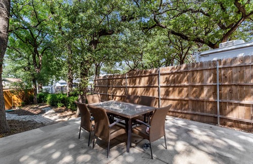 Fort Worth Casa | Fun Summer Lake House w/Firepit located in Ft Worth, Beds 18+, next to Marina