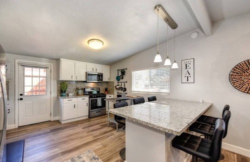 Sacramento Casa | Fun West-Sac Home Near the River With Hot Tub