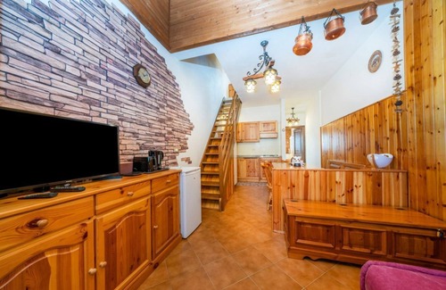 Tarvisio Apartamento | Functional 60 sqm apartment, ideal for 6 guests, 3 min walk from the Italian Ski and Snowboard School Tarvisio - Sella Nevea. Tarvisio, located in the heart of the Julian Alps, offers breathtaking landscapes and a rich variety of hiking trails. The apart