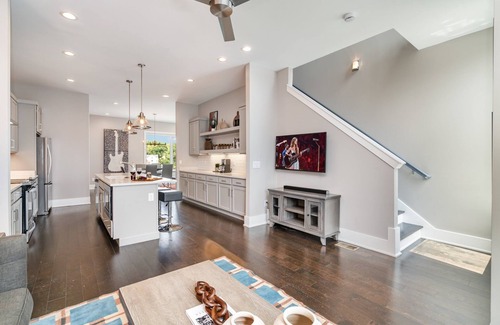 Historic Waverly Casa | Funk & Soul - Rooftop Patio - Walk to 12 South
