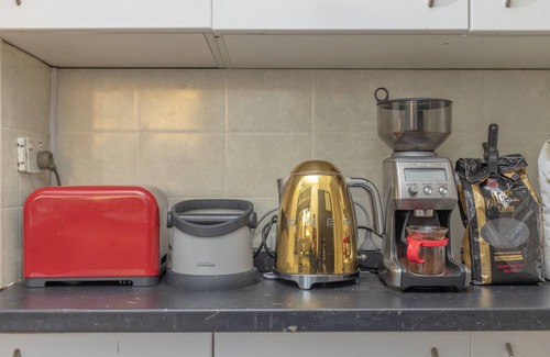 Clayfield Apartamento | Funky 2-bedroom apartment in Albion with AC, WiFi, Gym