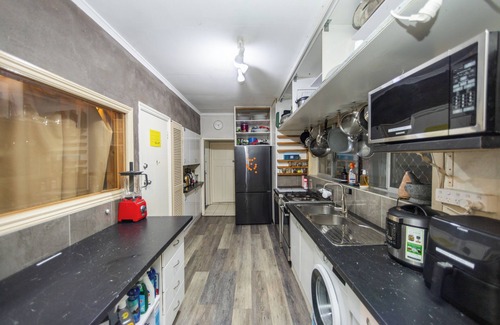 Clayfield Apartamento | Funky 2-bedroom apartment in Albion with AC, WiFi, Gym