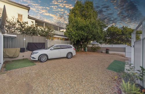 Clayfield Apartamento | Funky 2-bedroom apartment in Albion with AC, WiFi, Gym