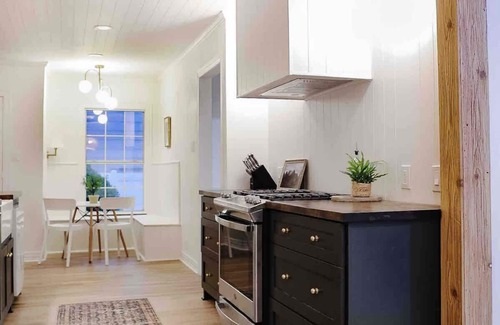 Dallas Casa | Modern Dallas Cottage near Arboretum