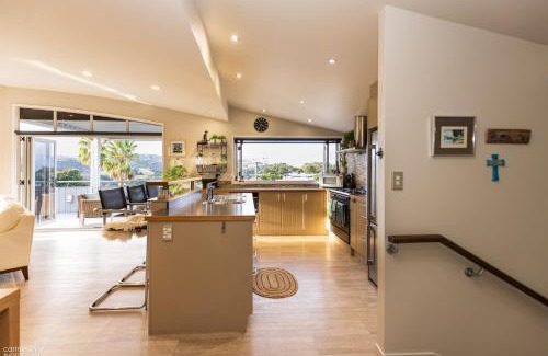 Hatfields Beach Casa | Funky Beach House with sea and country views