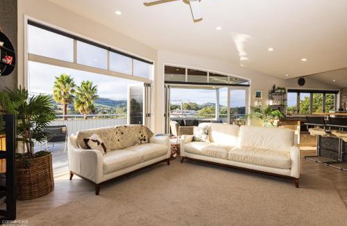 Hatfields Beach Casa | Funky Beach House with sea and country views
