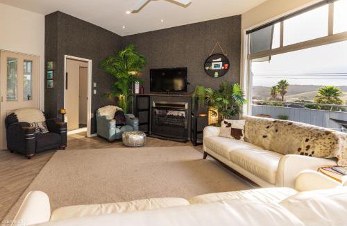 Hatfields Beach Casa | Funky Beach House with sea and country views