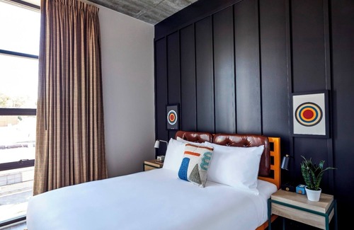 East Nashville Hotel | Funky Boutique Room w/ Floor-to-Ceiling Views Near Nashville Sights!