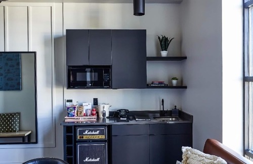 East Nashville Hotel | Funky Boutique Room w/ Floor-to-Ceiling Views Near Nashville Sights!