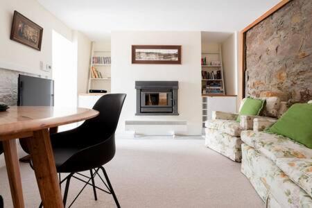 Launceston CBD Casa | Funky Heritage Home in the City Center