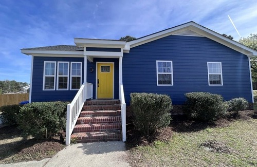 Fuquay-Varina Casa | Fuquay's Best! Recently renovated, convenient to downtown, fenced yard, fire pit