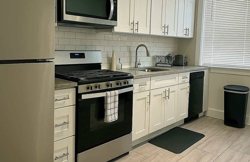 Hyde Park Apartamento | Furnished 3BR Apt w/ Laundry