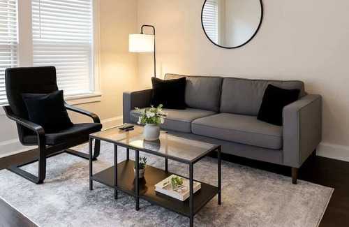 Hyde Park Apartamento | Furnished 3BR Apt w/ Laundry