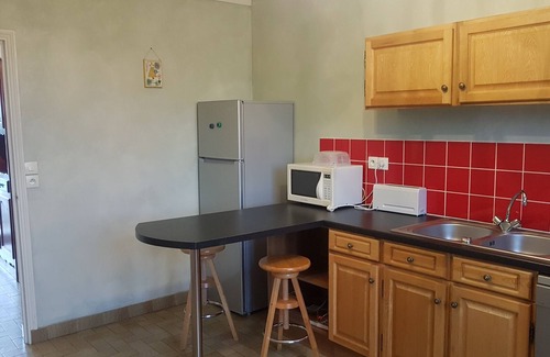 Bagnoles-de-l'Orne Apartamento | Apartamento amueblado en cómoda casa unifamiliar con jardín maduro.