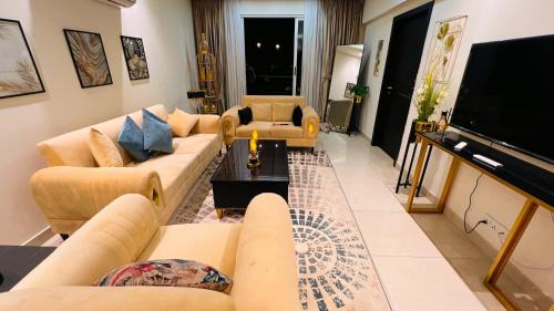 Lahore Apartamento | Furnished Apartments With City View For Families In Gold Crest Mall - DHA Lahore