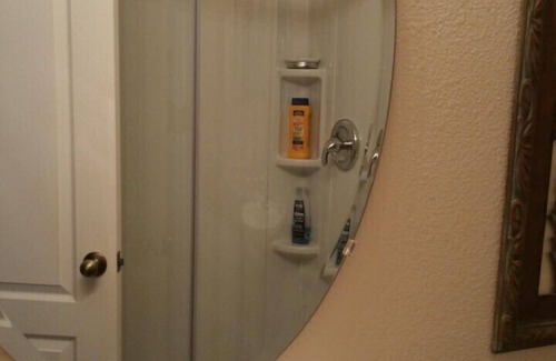 Orlando Cama Y Desayuno | Dormitorio amueblado y baño privado