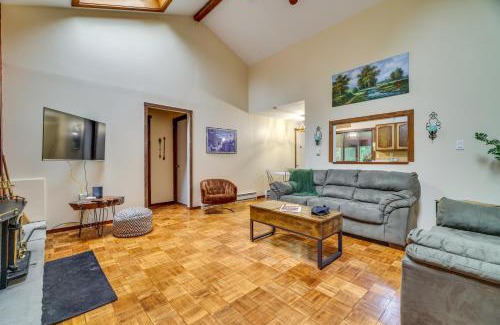 Greentown Casa | Furnished Deck and Fire Pit Lake Wallenpaupack Home