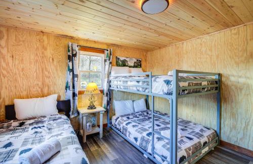 Cosby Casa | Furnished Deck Rustic Cabin in Cosby!