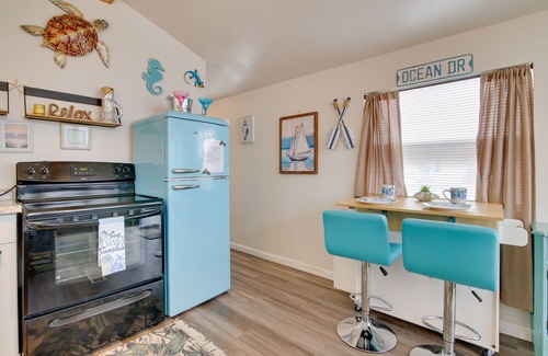 Port Isabel Cabaña | Furnished Deck: Waterfront Port Isabel Cottage!