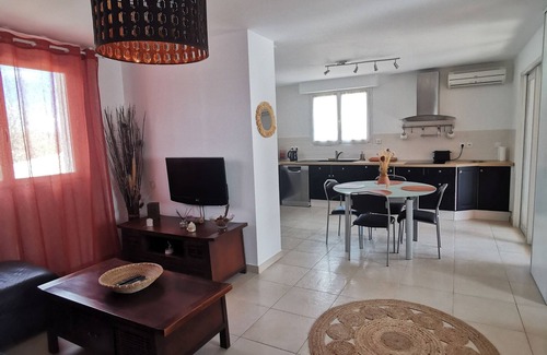 Le Cannet-des-Maures Apartamento | Furnished 2-bedroom apartment "Le Nid des maures", shared pool and jacuzzi