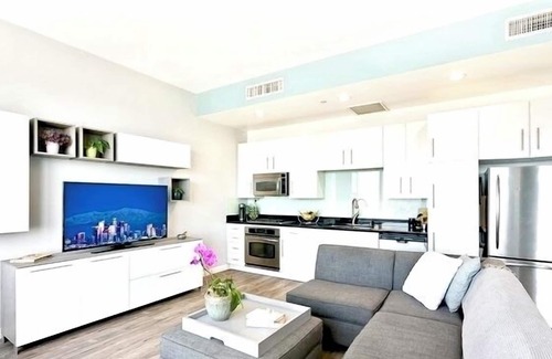 City West Condominio | Furnished Luxury Condo w/2 Free Parking Spots, Utilities Included in Los Angeles
