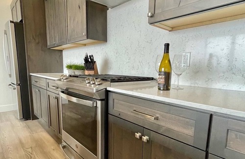 DeSmet Casa | Family-Friendly Modern Luxury Home - Just 5 minutes from the airport!