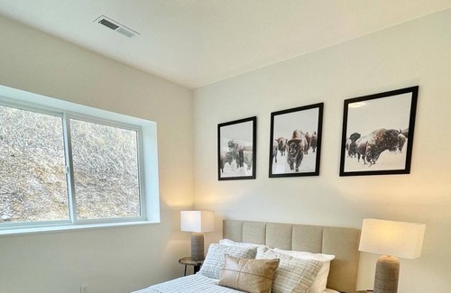 DeSmet Casa | Family-Friendly Modern Luxury Home - Just 5 minutes from the airport!