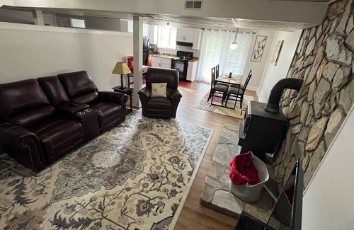 Leicester Apartamento | Furnished private 1 BR 1 BA Apt. UTILITIES INCLUDED W/ WIFI and one car garage