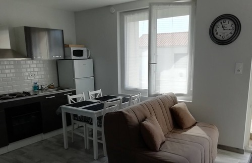Saint-Malo-du-Bois Apartamento | Furnished studio