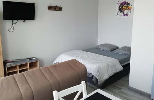 Saint-Malo-du-Bois Apartamento | Furnished studio