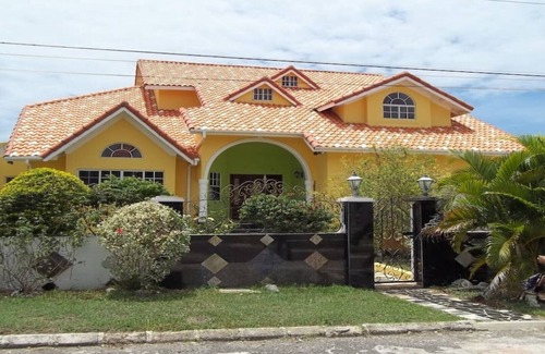 Whitehouse Casa | Villa amueblada justo en la playa!